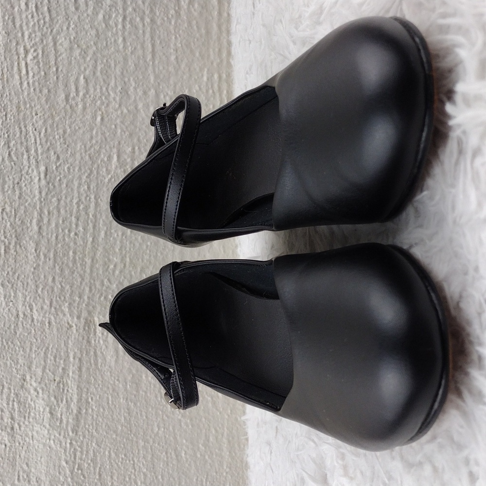WOMEN'S Black Leather Round Toe Slip-On Buckled Ankle Strap Low Heel Pump Shoe - Picture 3 of 16
